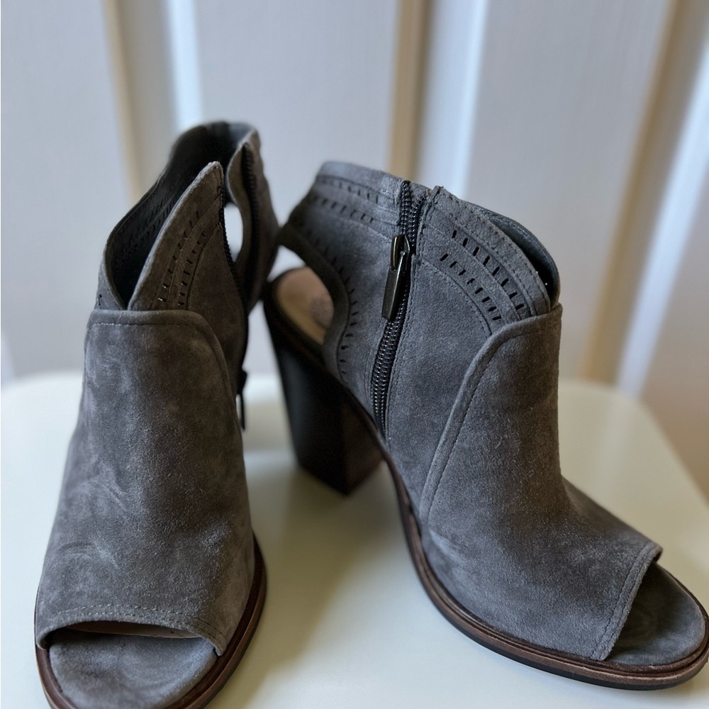 Vince Camuto Open-toe Heels - Picture 3 of 6